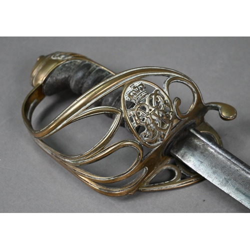 1127 - A George IV 1821 pattern officer's sword, the slightly curved 82 cm blade with pipe back and etched ... 