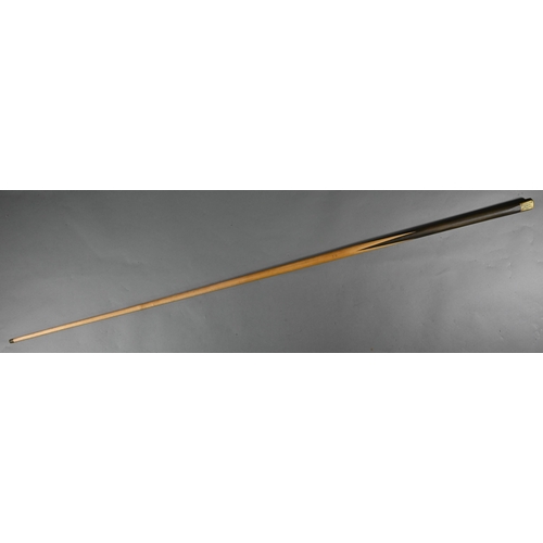 1146 - A vintage Tom Newman record breaking 1370 Championship Billiards Cue, 17oz 145.5 cm, in japanned tin... 