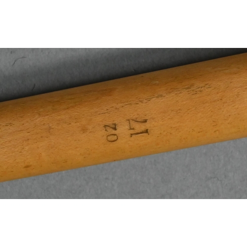 1146 - A vintage Tom Newman record breaking 1370 Championship Billiards Cue, 17oz 145.5 cm, in japanned tin... 