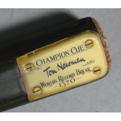 1146 - A vintage Tom Newman record breaking 1370 Championship Billiards Cue, 17oz 145.5 cm, in japanned tin... 