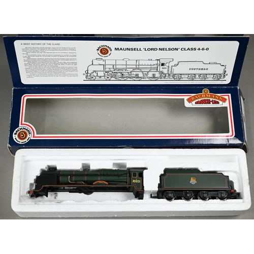 1170 - A boxed Bachman Branch-Line 32-859Z BR Standard Class 9F locomotive and tender to/w two Bachman coac... 