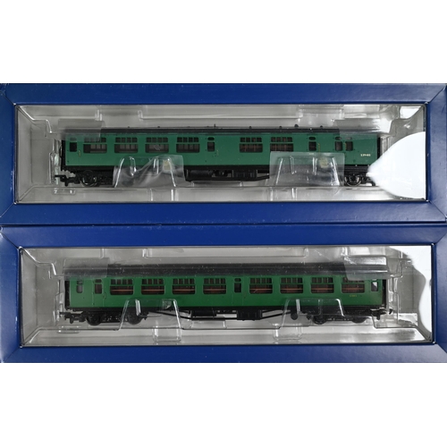 1170 - A boxed Bachman Branch-Line 32-859Z BR Standard Class 9F locomotive and tender to/w two Bachman coac... 