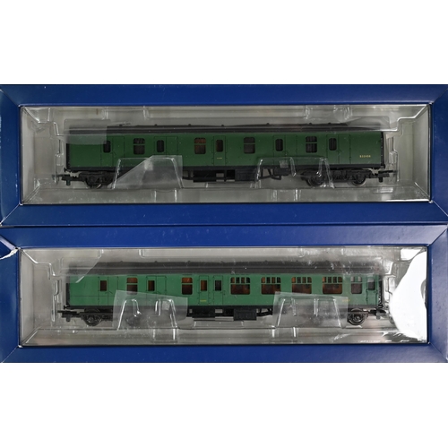 1170 - A boxed Bachman Branch-Line 32-859Z BR Standard Class 9F locomotive and tender to/w two Bachman coac... 