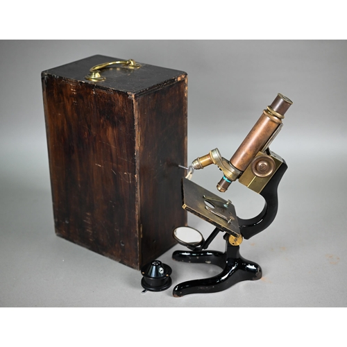 1213 - A boxed E Leitz (Wetzlar) microscope no 158012 to/w a C Baker (London) lens