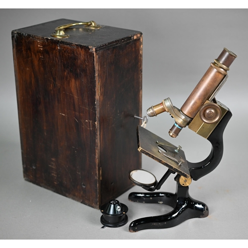 1213 - A boxed E Leitz (Wetzlar) microscope no 158012 to/w a C Baker (London) lens