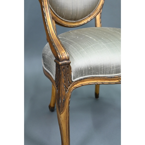 882 - A pair of contemporary French style gilt framed salon chairs (2)