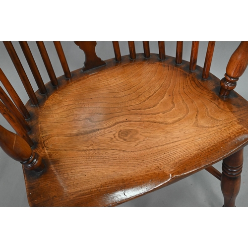 891 - An antique elm seat high splat back Windsor chair, Lincolnshire, with crinoline stretcher