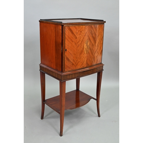 894 - An Edwardian mahogany cellarette / drinks cabinet, of slender bowfront form, the single door enclosi... 