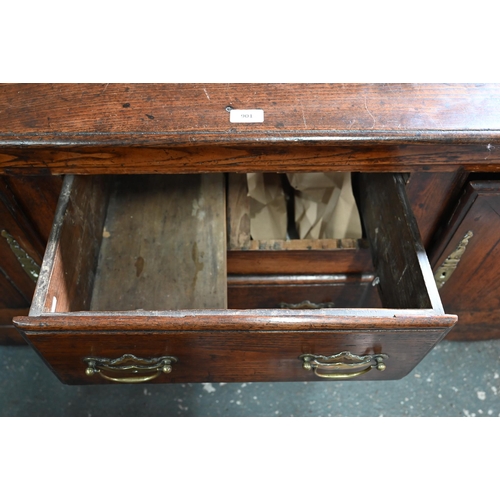 901 - An 18th century oak low dresser / sideboard, of unusual form, the top with raised gallery ends incor... 