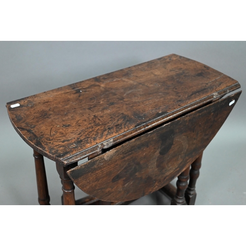 905 - A small 17th/18th century joint oak gateleg table, 69 x 33 x 61.5 cm high