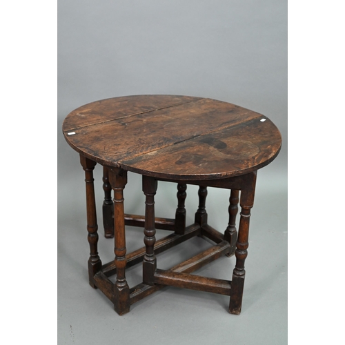 905 - A small 17th/18th century joint oak gateleg table, 69 x 33 x 61.5 cm high