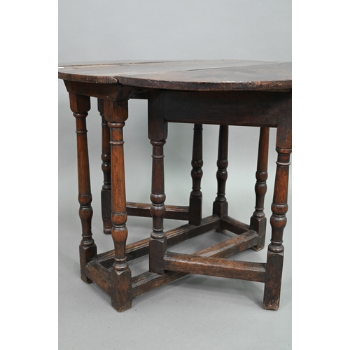 905 - A small 17th/18th century joint oak gateleg table, 69 x 33 x 61.5 cm high