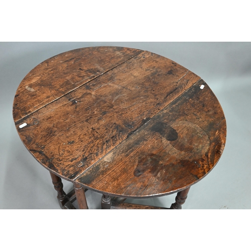 905 - A small 17th/18th century joint oak gateleg table, 69 x 33 x 61.5 cm high