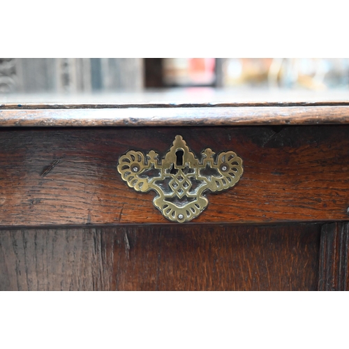 942 - A Georgian oak mule chest, the hinged top with moulded edge over a triple panelled front over two dr... 