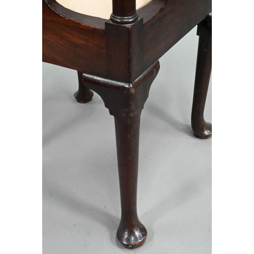 959 - A Georgian mahogany corner chair, with twin pierced vase shape splats flanked by turned pilasters, o... 