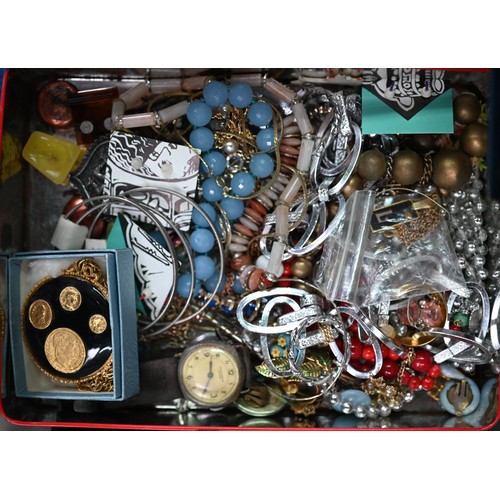 1067 - A quantity of mixed coins, stamps, costume jewellery, trade cards etc (box)