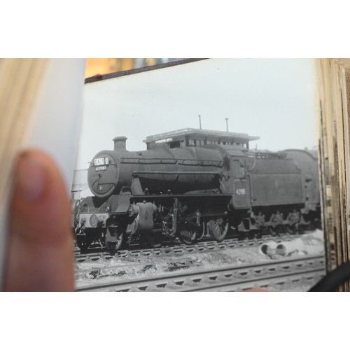 1039 - Railwayana - A collection of approximately 1700 vintage photographs of locomotives, in nine albums, ... 