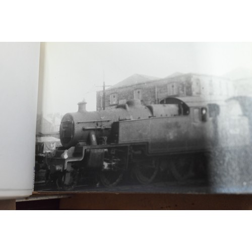 1039 - Railwayana - A collection of approximately 1700 vintage photographs of locomotives, in nine albums, ... 