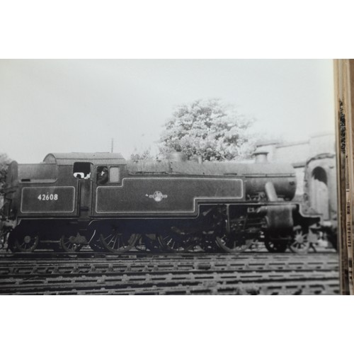 1039 - Railwayana - A collection of approximately 1700 vintage photographs of locomotives, in nine albums, ... 