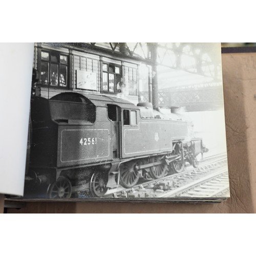 1039 - Railwayana - A collection of approximately 1700 vintage photographs of locomotives, in nine albums, ... 