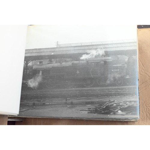 1039 - Railwayana - A collection of approximately 1700 vintage photographs of locomotives, in nine albums, ... 