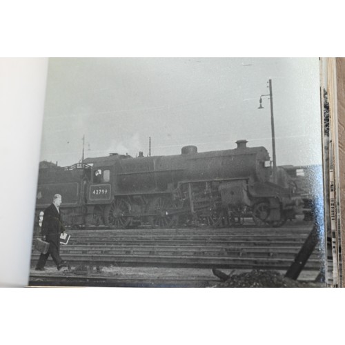 1039 - Railwayana - A collection of approximately 1700 vintage photographs of locomotives, in nine albums, ... 