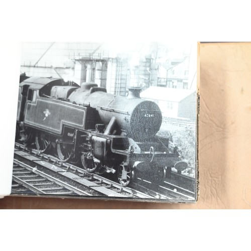 1039 - Railwayana - A collection of approximately 1700 vintage photographs of locomotives, in nine albums, ... 