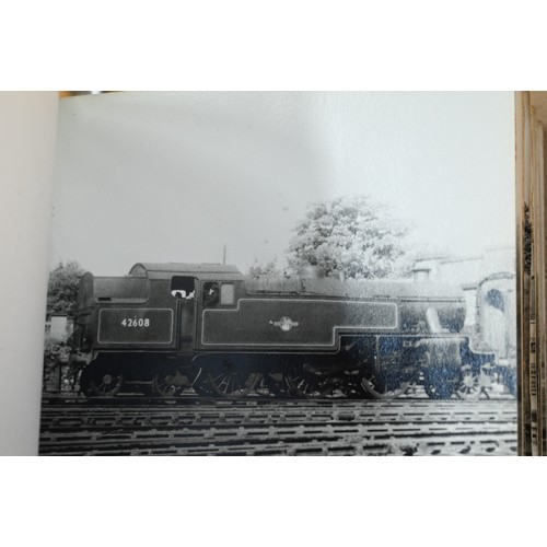 1039 - Railwayana - A collection of approximately 1700 vintage photographs of locomotives, in nine albums, ... 