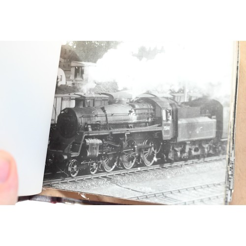 1039 - Railwayana - A collection of approximately 1700 vintage photographs of locomotives, in nine albums, ... 