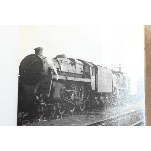 1039 - Railwayana - A collection of approximately 1700 vintage photographs of locomotives, in nine albums, ... 