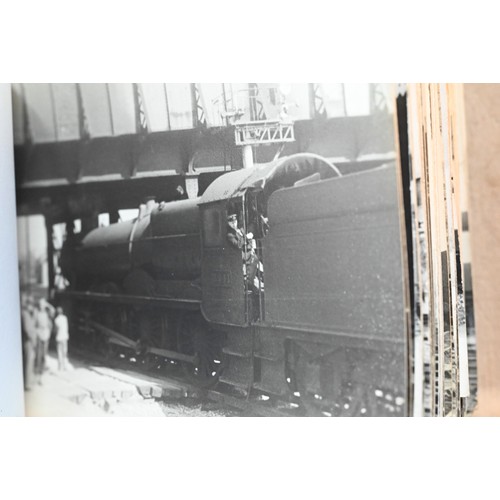 1039 - Railwayana - A collection of approximately 1700 vintage photographs of locomotives, in nine albums, ... 