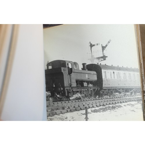 1039 - Railwayana - A collection of approximately 1700 vintage photographs of locomotives, in nine albums, ... 