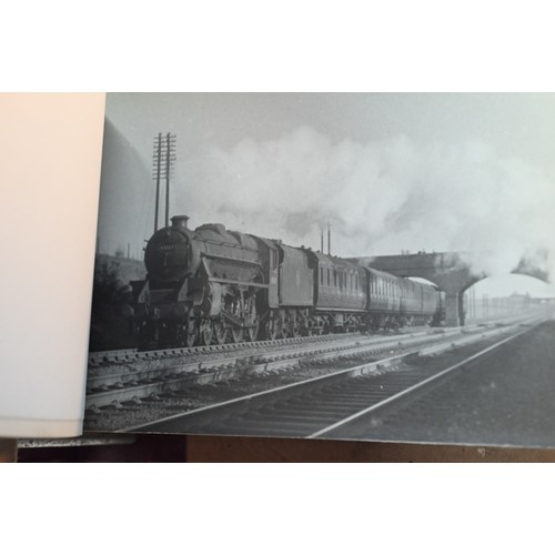 1039 - Railwayana - A collection of approximately 1700 vintage photographs of locomotives, in nine albums, ... 