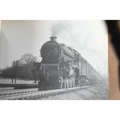 1039 - Railwayana - A collection of approximately 1700 vintage photographs of locomotives, in nine albums, ... 