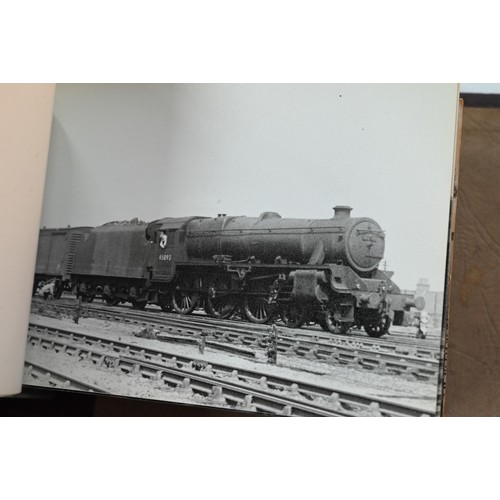 1039 - Railwayana - A collection of approximately 1700 vintage photographs of locomotives, in nine albums, ... 