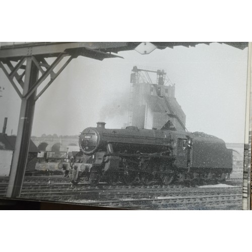 1039 - Railwayana - A collection of approximately 1700 vintage photographs of locomotives, in nine albums, ... 