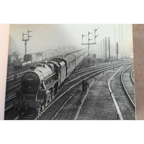 1039 - Railwayana - A collection of approximately 1700 vintage photographs of locomotives, in nine albums, ... 