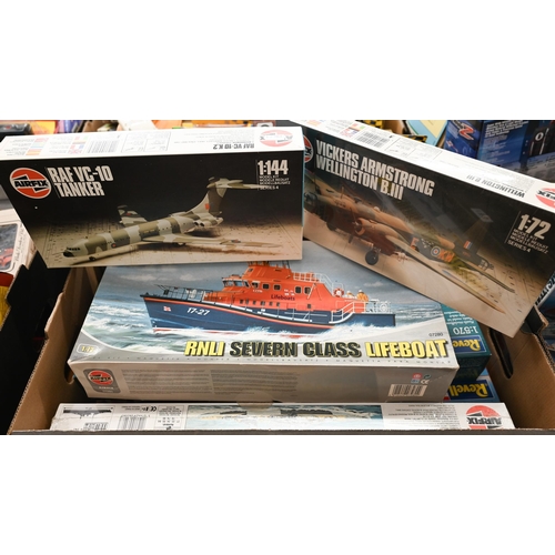 173 - Eight boxed Airfix & Revell model kits of ships and four of aircraft (12 - in 2 boxes)