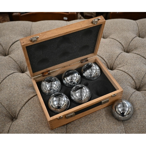 185A - A boxed set of metal boulles