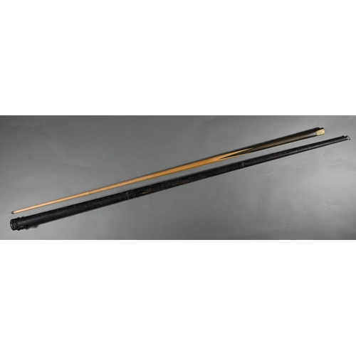 117 - A vintage Tom Newman record breaking 1370 Championship Billiards Cue, 17oz 145.5 cm, in japanned tin... 