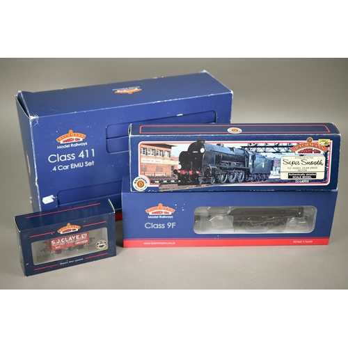 125 - A boxed Bachman Branch-Line 32-859Z BR Standard Class 9F locomotive and tender to/w two Bachman coac... 