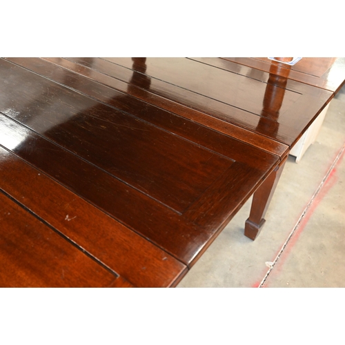 253 - A mahogany draw-leaf extending table on tapering square supports, 195 x 105 x 75 cm high