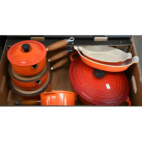 101 - A graduated set of three Le Creuset Flame lipped saucepans with lids, to/w two matching graduated gr... 