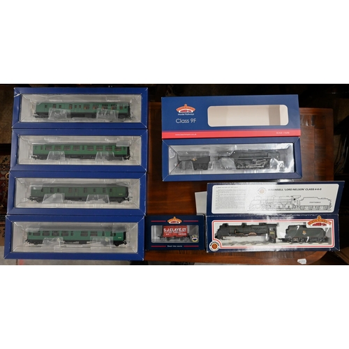 125 - A boxed Bachman Branch-Line 32-859Z BR Standard Class 9F locomotive and tender to/w two Bachman coac... 