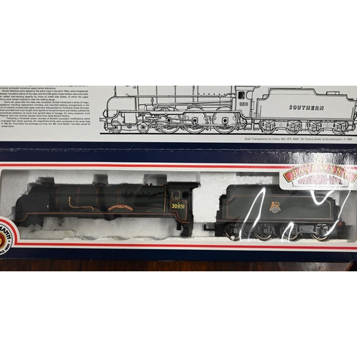 125 - A boxed Bachman Branch-Line 32-859Z BR Standard Class 9F locomotive and tender to/w two Bachman coac... 