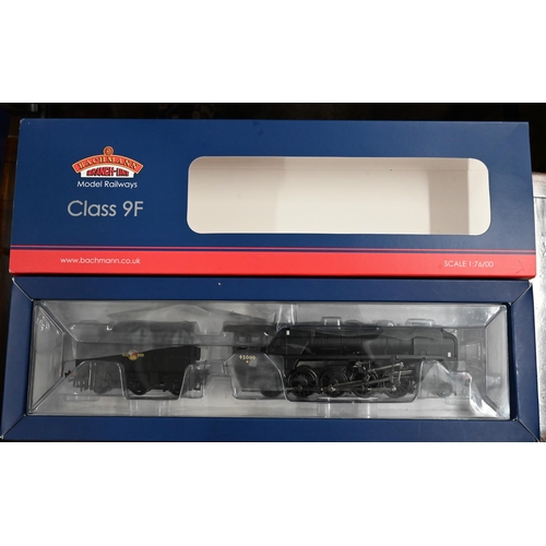 125 - A boxed Bachman Branch-Line 32-859Z BR Standard Class 9F locomotive and tender to/w two Bachman coac... 