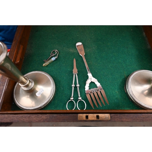 188 - A teak box with two lift-out baize-lined trays, with flush brass side handles, 51 cm wide, to/w a pa... 