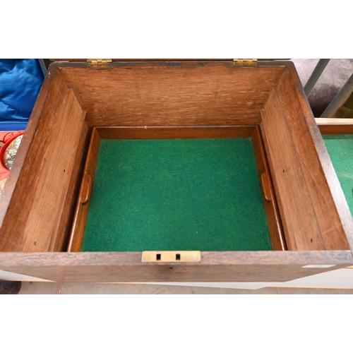 188 - A teak box with two lift-out baize-lined trays, with flush brass side handles, 51 cm wide, to/w a pa... 