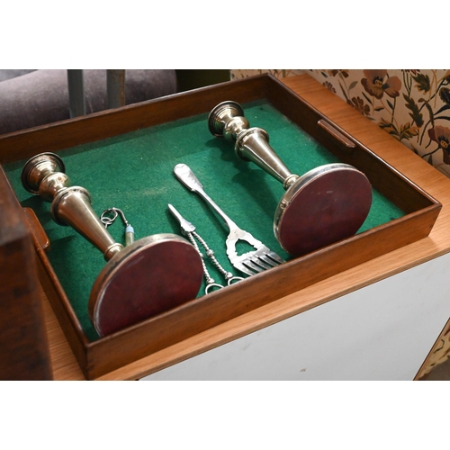 188 - A teak box with two lift-out baize-lined trays, with flush brass side handles, 51 cm wide, to/w a pa... 