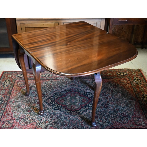 221 - A mahogany drop leaf gateleg supper table, 90 cm (154 cm open) x 54 cm x 76 cm h